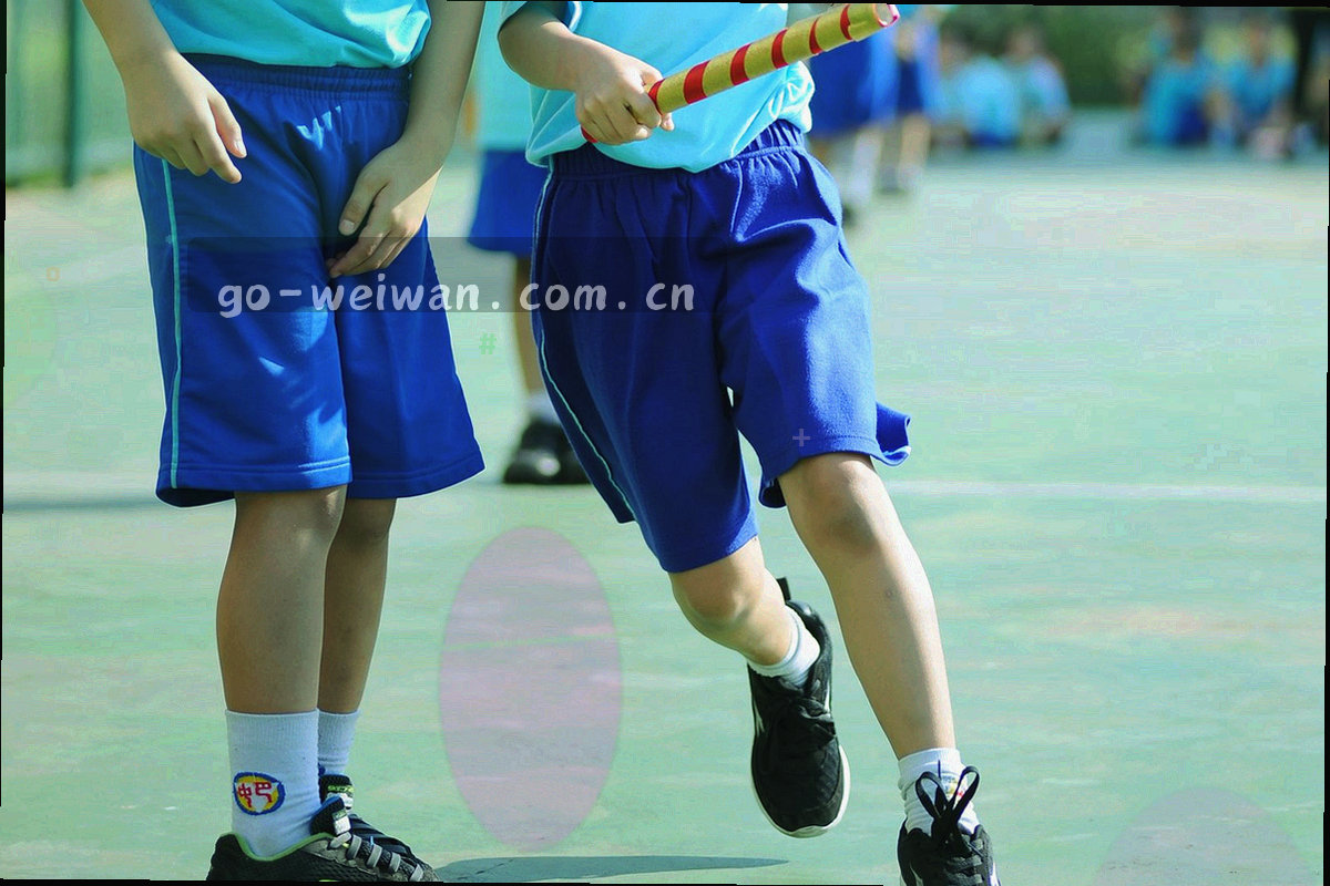 白板上贴满写着号码与箭头的便签，表面覆着细线网格，画面中只出现手臂与背影
